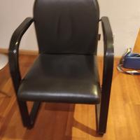 Due sedie nere a sbalzo in pelle