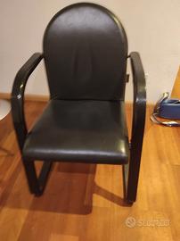 Due sedie nere a sbalzo in pelle