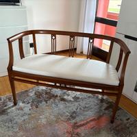 Divanetto in legno con piccoli intarsi