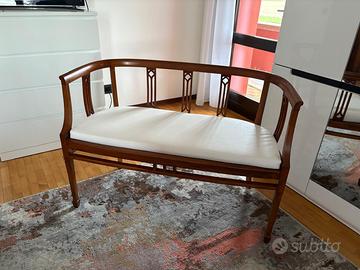 Divanetto in legno con piccoli intarsi