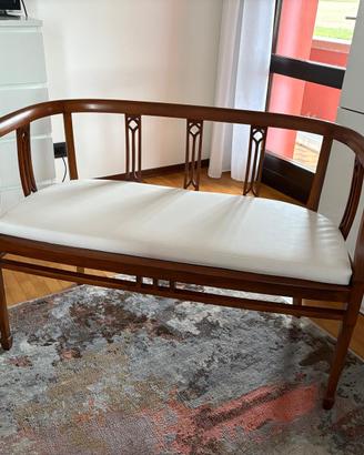 Divanetto in legno con piccoli intarsi