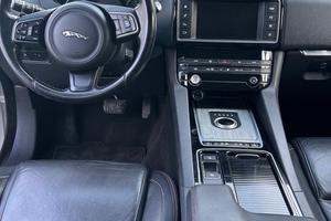 Jaguar F-Pace 2.0 D 180 CV AWD Prestige