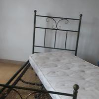 Due letti singoli completi di materasso e rete