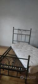 Due letti singoli completi di materasso e rete