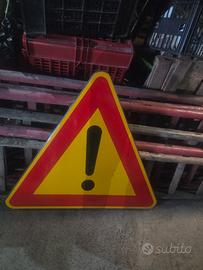 cartello stradale pericolo