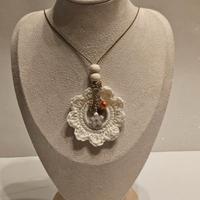Collana con ciondolo all'uncinetto