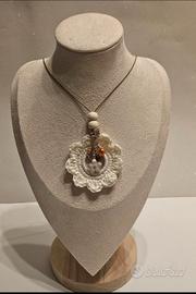 Collana con ciondolo all'uncinetto
