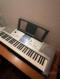 Tastiera/Pianola YAMAHA PSR-E323