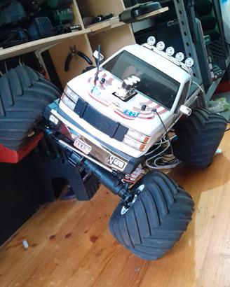 monstertruck kyosho scala 1/8 come nuovo 