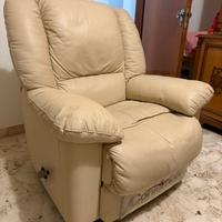 Poltrona reclinabile beige in stato ottimale