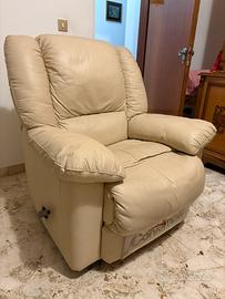 Poltrona reclinabile beige in stato ottimale