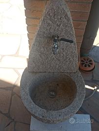 Fontana giardino in pietra.