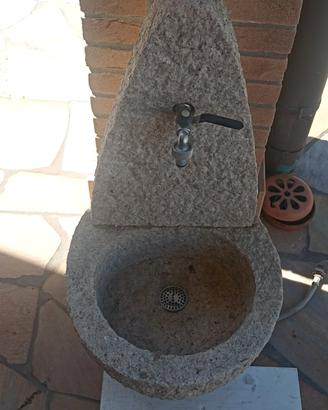 Fontana giardino in pietra.
