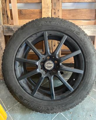 Cerchi da 17 con gomme invernali Ford Kuga
