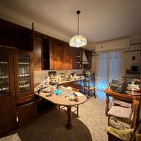 Cucina in legno massicio e granito