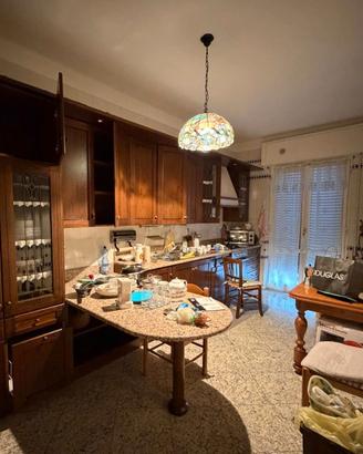 Cucina in legno massicio e granito