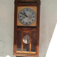 Vecchio orologio a pendolo