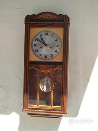 Vecchio orologio a pendolo