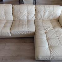 divano in pelle con chaise longue