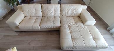 divano in pelle con chaise longue