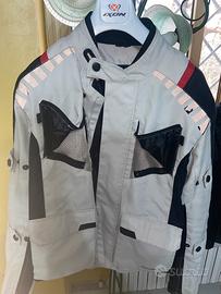 Completo moto da turismo e casco modulare nolan