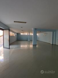 Locale a piano seminterrato rifinito con servizi