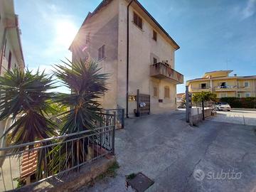 Piano terra centrale con ampia corte esterna