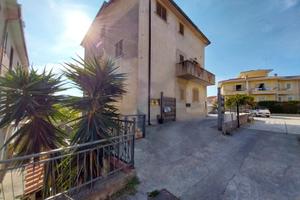 Piano terra centrale con ampia corte esterna