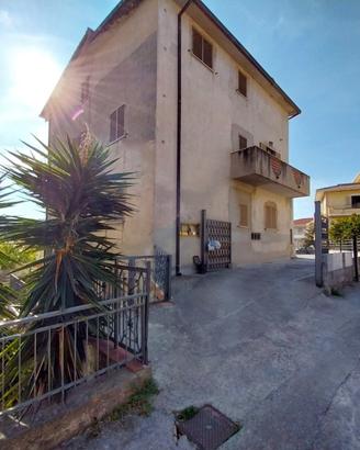 Piano terra centrale con ampia corte esterna