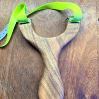 Fionde artigianali in legno