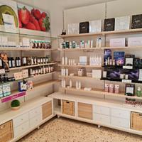 Scaffalatura per negozio o magazzino.