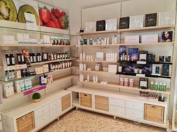 Scaffalatura per negozio o magazzino.