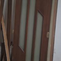 Porta in legno con inserti in vetro