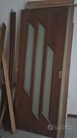 Porta in legno con inserti in vetro