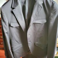 abito completo nero semilucido e giacca bianca