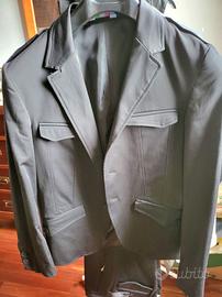 abito completo nero semilucido e giacca bianca