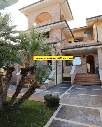 Bifamiliare con giardino a 2 passi dal mare