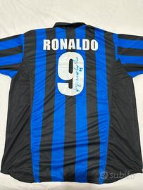 Maglia Inter firmata da Ronaldo “Il Fenomeno”