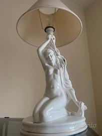 Lampada vintage in ceramica bianca figur femminile