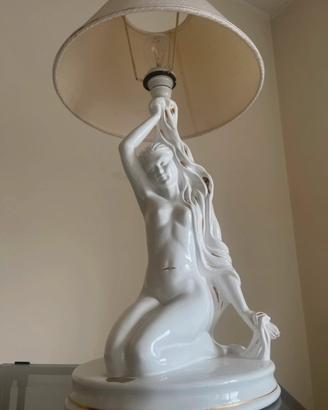 Lampada vintage in ceramica bianca figur femminile