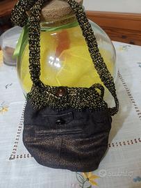 FATTO A MANO. Piccola borsetta di stoffa ed uncine