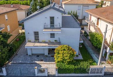 Villa di 375 m² con più di 5 locali e box auto a P