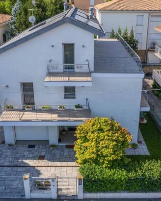 Villa di 375 m² con più di 5 locali e box auto a P