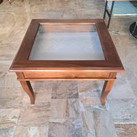tavolino bacheca basso legno e vetro molato