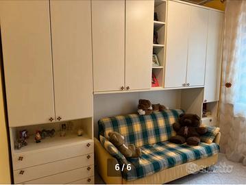 Armadio ponte con divano matrimoniale