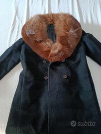 cappotto con collo di pelliccia 