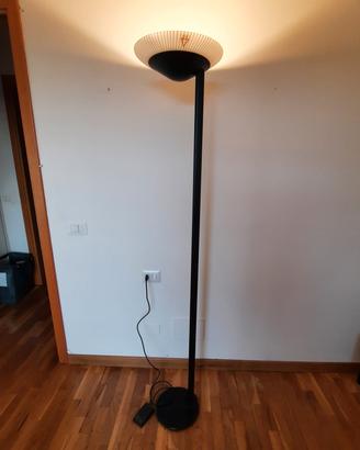Lampada a pavimento nera con vetro di murano