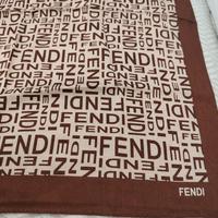 Foulard FENDI, elegante e versatile