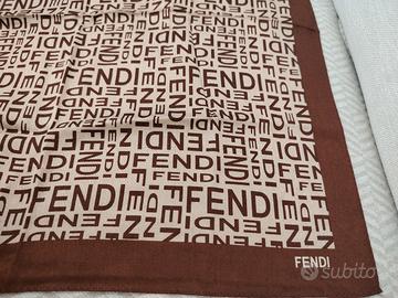 Foulard FENDI, elegante e versatile