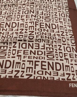 Foulard FENDI, elegante e versatile